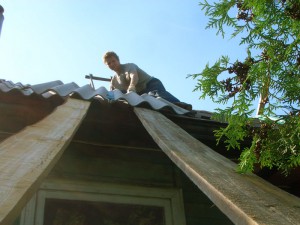 Демонтаж крыши из шифера